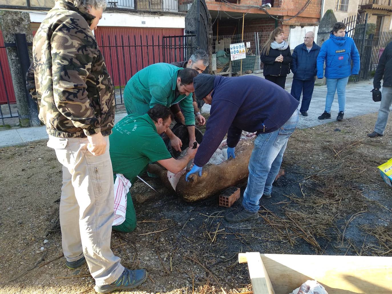 El despiece del cerdo, a partir del que se sacaron costilletas, lomo, chorizos, torreznos, morcilla o panceta, se llevó a cabo en la Plaza Mayor del municipio