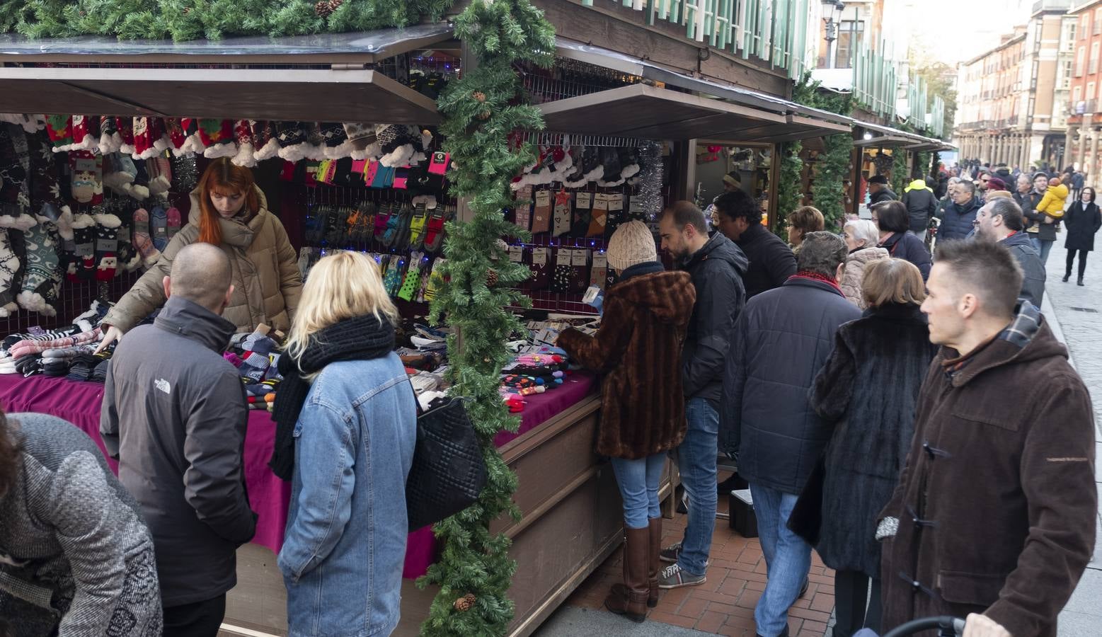 La oferta de los 34 puestos instalados incluye productos tradicionales de talleres procedentes de diversas regiones y de Portugal