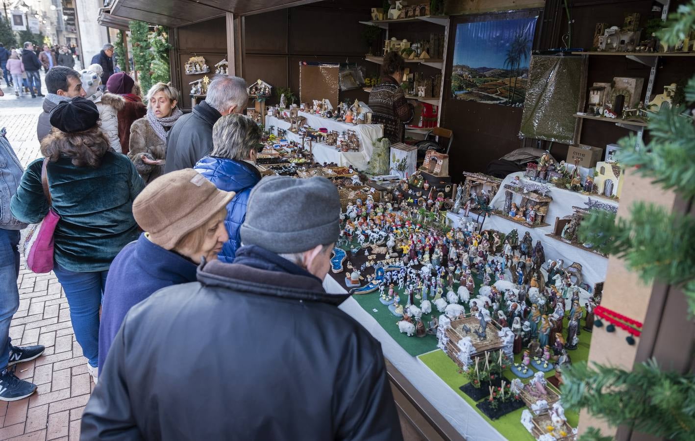 La oferta de los 34 puestos instalados incluye productos tradicionales de talleres procedentes de diversas regiones y de Portugal