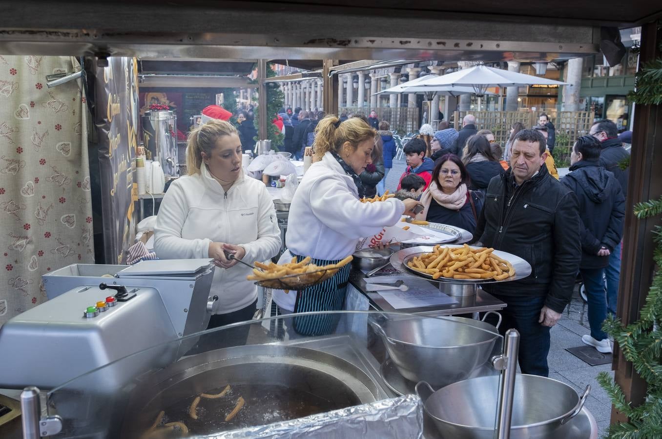 La oferta de los 34 puestos instalados incluye productos tradicionales de talleres procedentes de diversas regiones y de Portugal