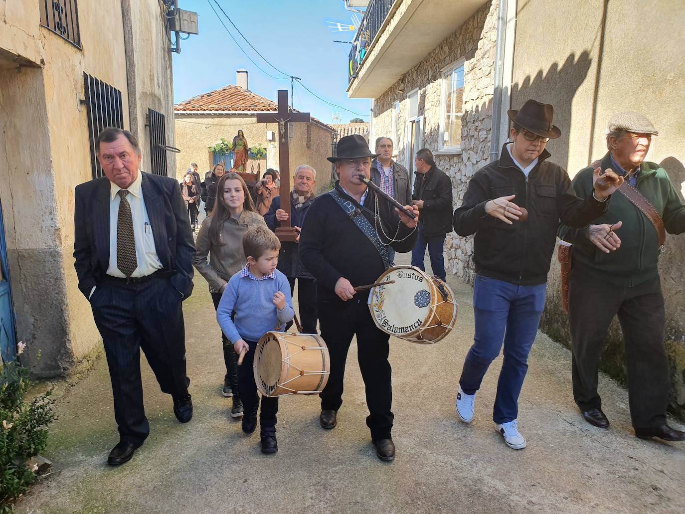 Los vecinos del pueblo han aprovechado el puente de la Constitución y de la Inmaculada Concepción para celebrar ayer con misa, procesión o bailes a la santa, cuya festividad es el próximo viernes, día 13