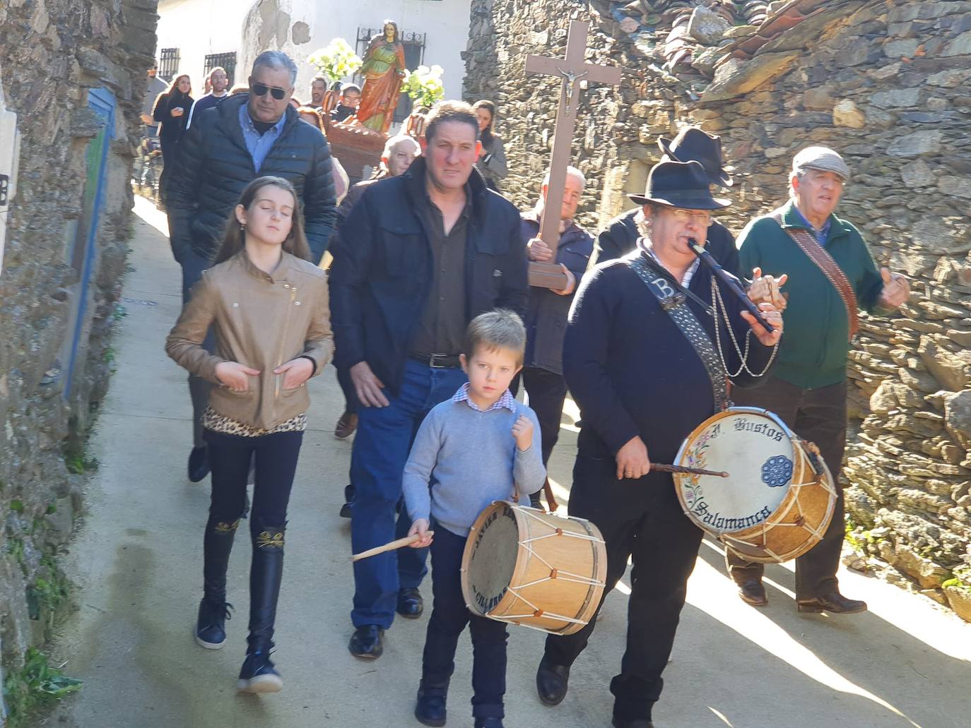 Los vecinos del pueblo han aprovechado el puente de la Constitución y de la Inmaculada Concepción para celebrar ayer con misa, procesión o bailes a la santa, cuya festividad es el próximo viernes, día 13