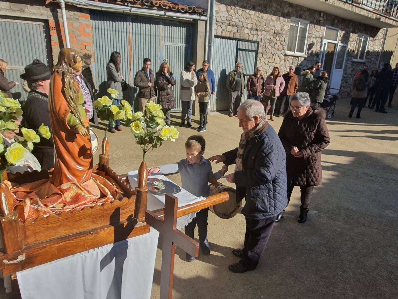 Los vecinos del pueblo han aprovechado el puente de la Constitución y de la Inmaculada Concepción para celebrar ayer con misa, procesión o bailes a la santa, cuya festividad es el próximo viernes, día 13