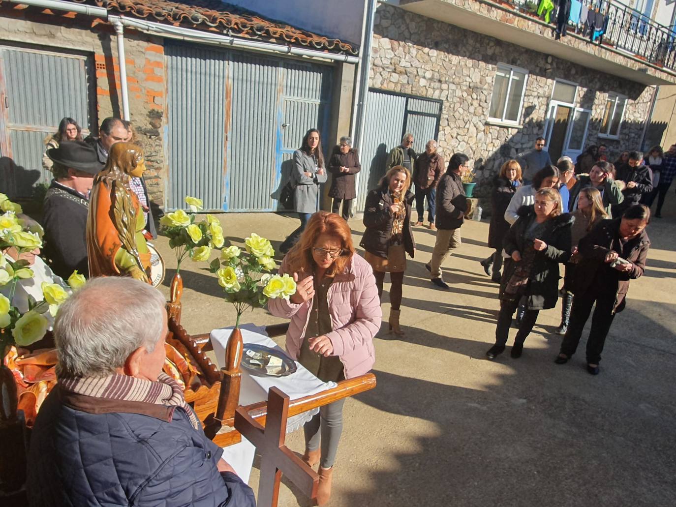 Los vecinos del pueblo han aprovechado el puente de la Constitución y de la Inmaculada Concepción para celebrar ayer con misa, procesión o bailes a la santa, cuya festividad es el próximo viernes, día 13