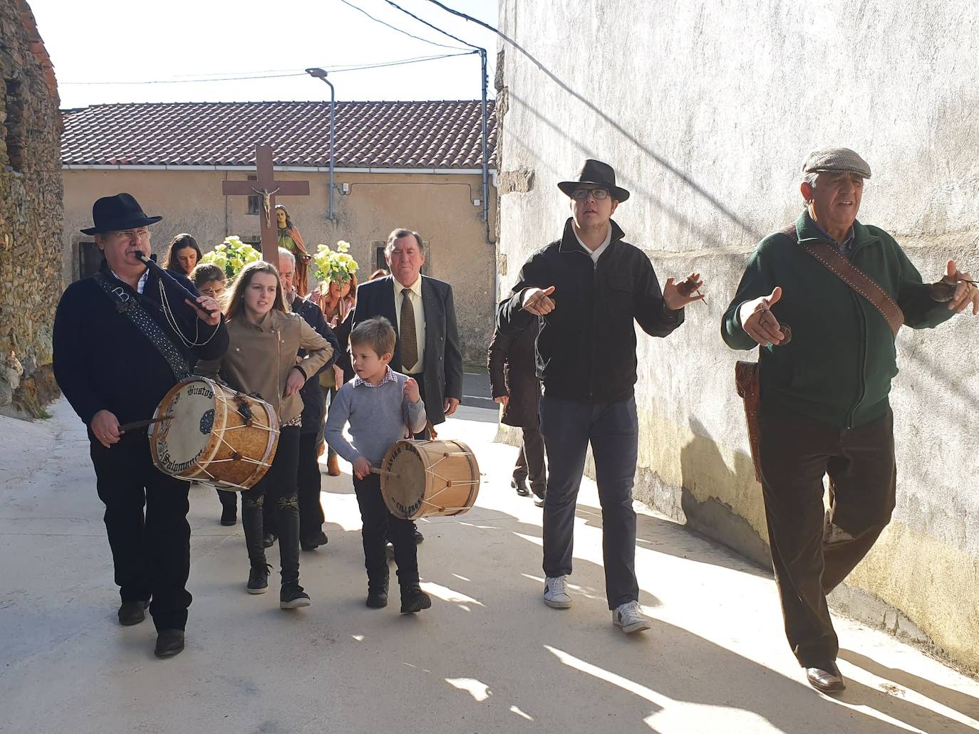 Los vecinos del pueblo han aprovechado el puente de la Constitución y de la Inmaculada Concepción para celebrar ayer con misa, procesión o bailes a la santa, cuya festividad es el próximo viernes, día 13