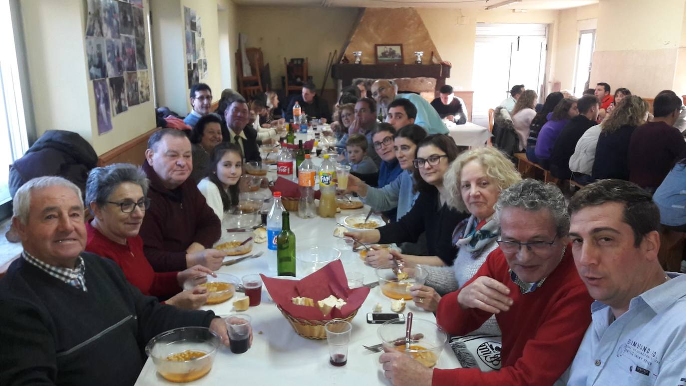 Los vecinos del pueblo han aprovechado el puente de la Constitución y de la Inmaculada Concepción para celebrar ayer con misa, procesión o bailes a la santa, cuya festividad es el próximo viernes, día 13