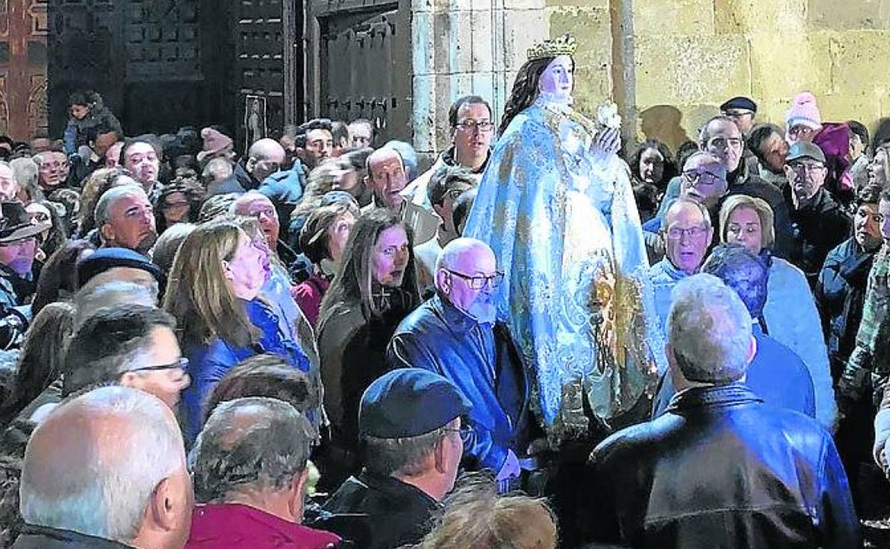 Procesión de la Virgen de los Pegotes, en Nava del Rey.