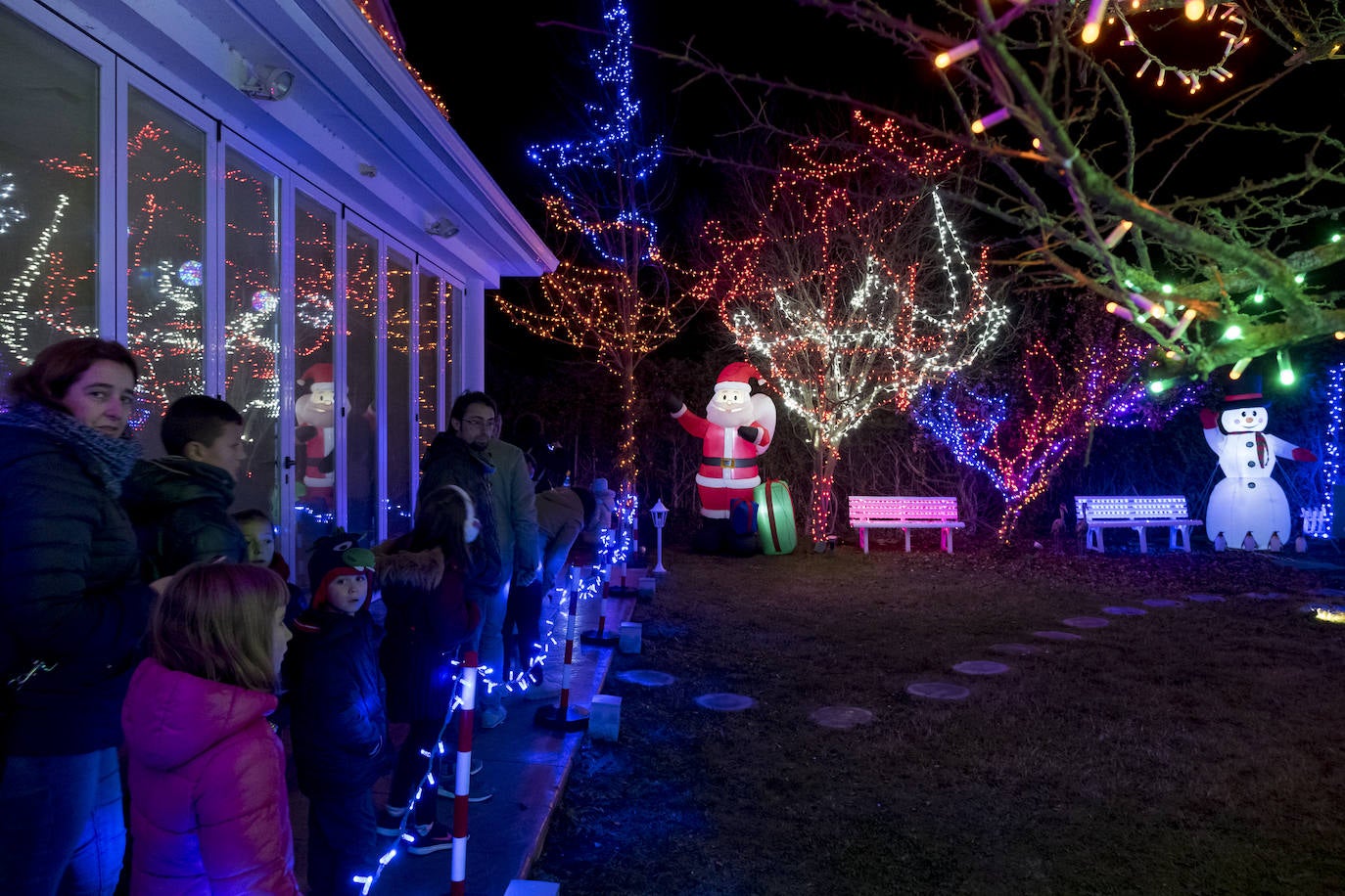 La primera jornada con luces encendidas y apertura ha ocasionado largas colas para ver el sofisticado alumbrado hogareño de cerca