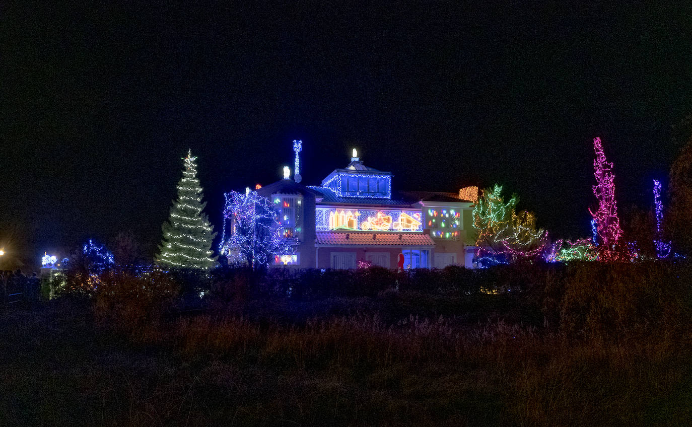 La primera jornada con luces encendidas y apertura ha ocasionado largas colas para ver el sofisticado alumbrado hogareño de cerca