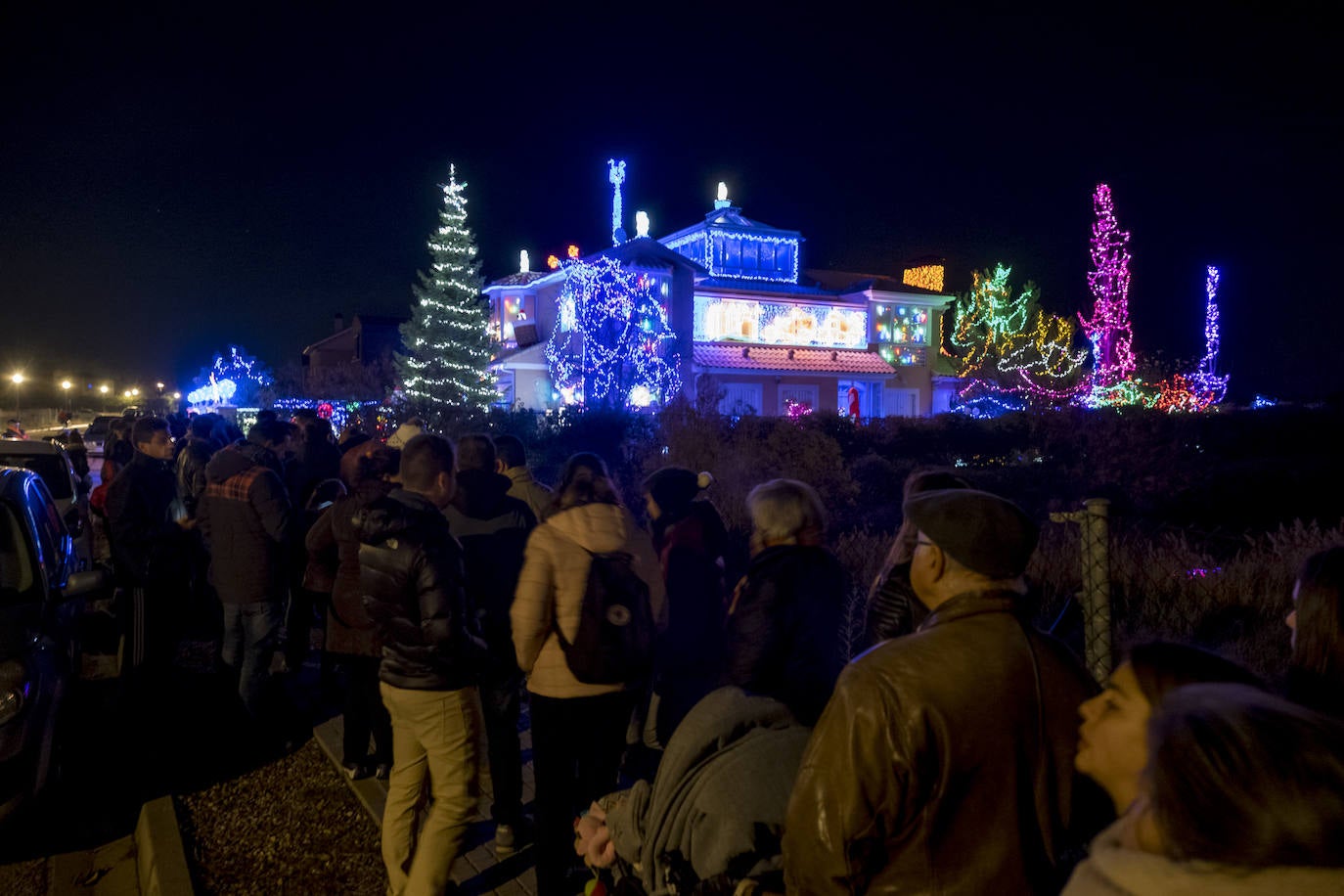 La primera jornada con luces encendidas y apertura ha ocasionado largas colas para ver el sofisticado alumbrado hogareño de cerca