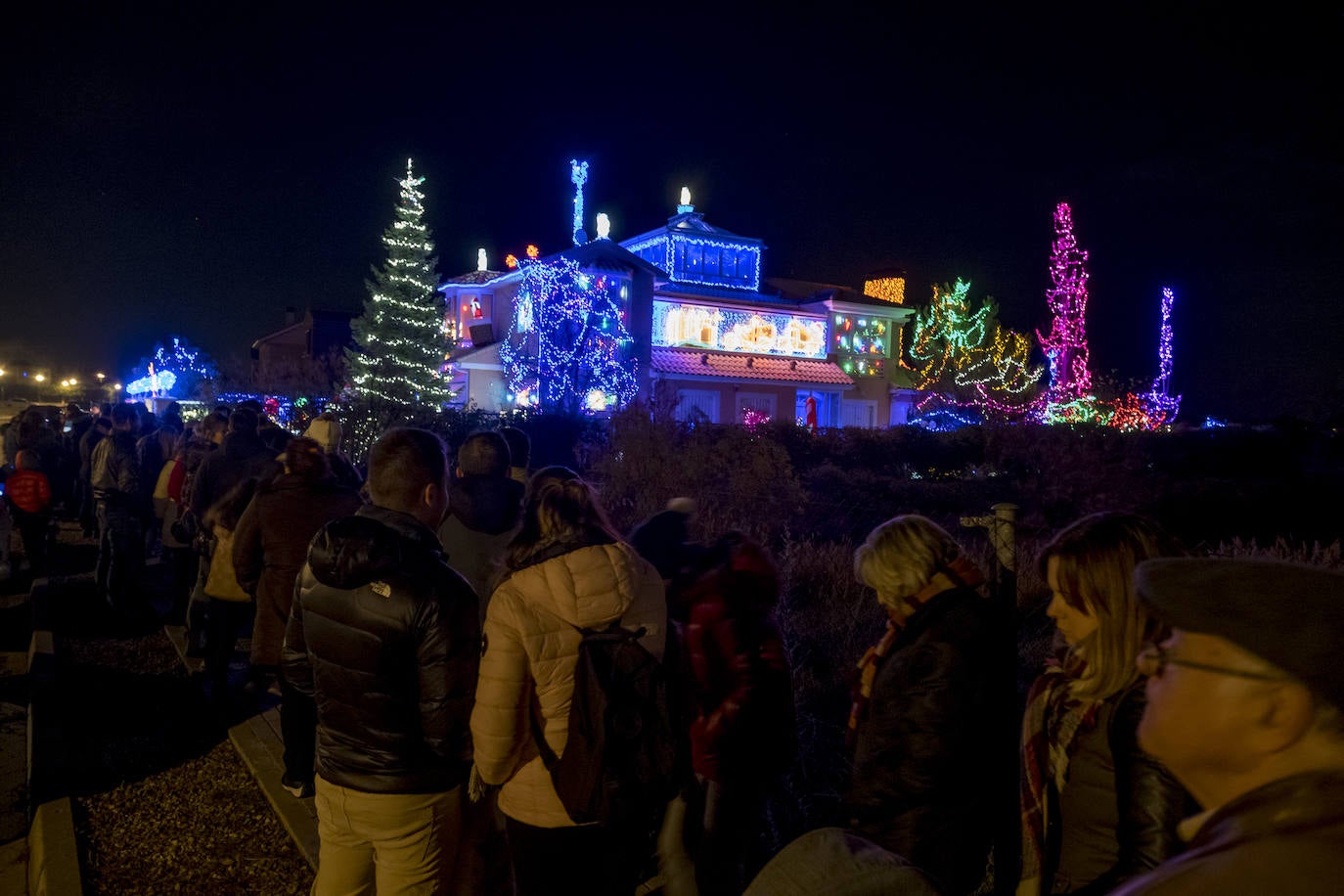 La primera jornada con luces encendidas y apertura ha ocasionado largas colas para ver el sofisticado alumbrado hogareño de cerca