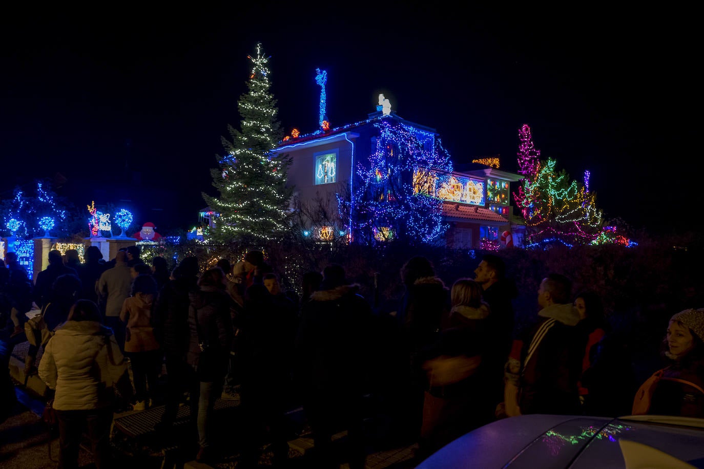 La primera jornada con luces encendidas y apertura ha ocasionado largas colas para ver el sofisticado alumbrado hogareño de cerca
