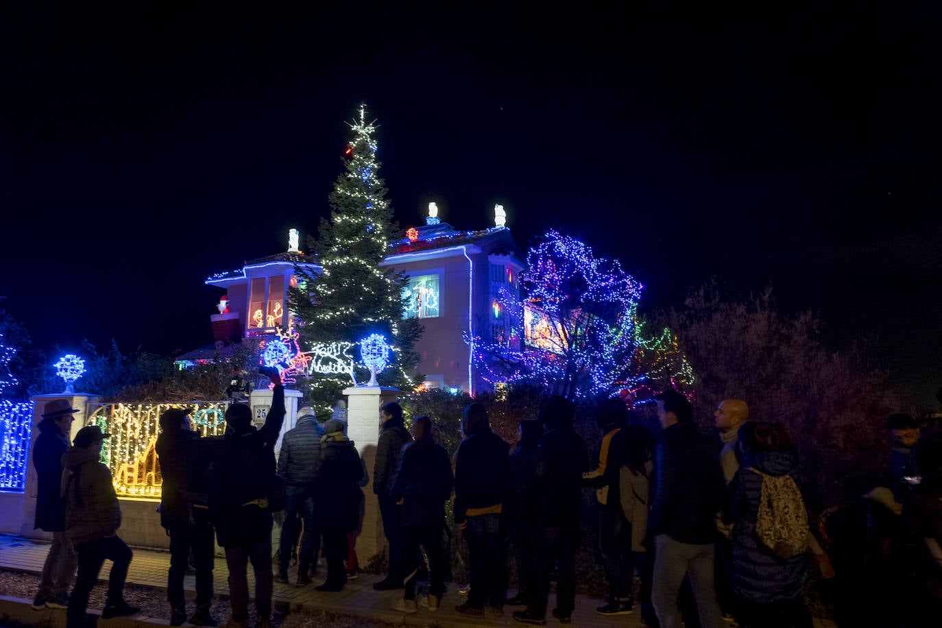 La primera jornada con luces encendidas y apertura ha ocasionado largas colas para ver el sofisticado alumbrado hogareño de cerca