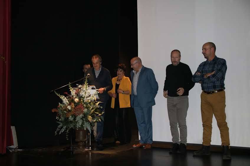 El centro cultural Eloy Arribas ha acogido este fin de semana la presentación del calendario erótico en el que vecinos de Pedrajas de San Esteban posan con fines benéficos, con el objetivo de recaudar fondos para causas solidarias. El pasado calendario (el de este año 2019) consiguió dinero para la Asociación Española para el Cáncer. La recaudación por la venta de la edición del próximo año se destinará a la Asociación de Familiares de Enfermos de Alzhéimer y otras demencias de la comarca de Íscar.