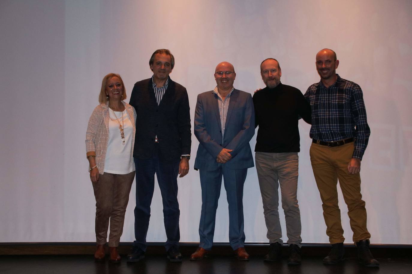 El centro cultural Eloy Arribas ha acogido este fin de semana la presentación del calendario erótico en el que vecinos de Pedrajas de San Esteban posan con fines benéficos, con el objetivo de recaudar fondos para causas solidarias. El pasado calendario (el de este año 2019) consiguió dinero para la Asociación Española para el Cáncer. La recaudación por la venta de la edición del próximo año se destinará a la Asociación de Familiares de Enfermos de Alzhéimer y otras demencias de la comarca de Íscar.