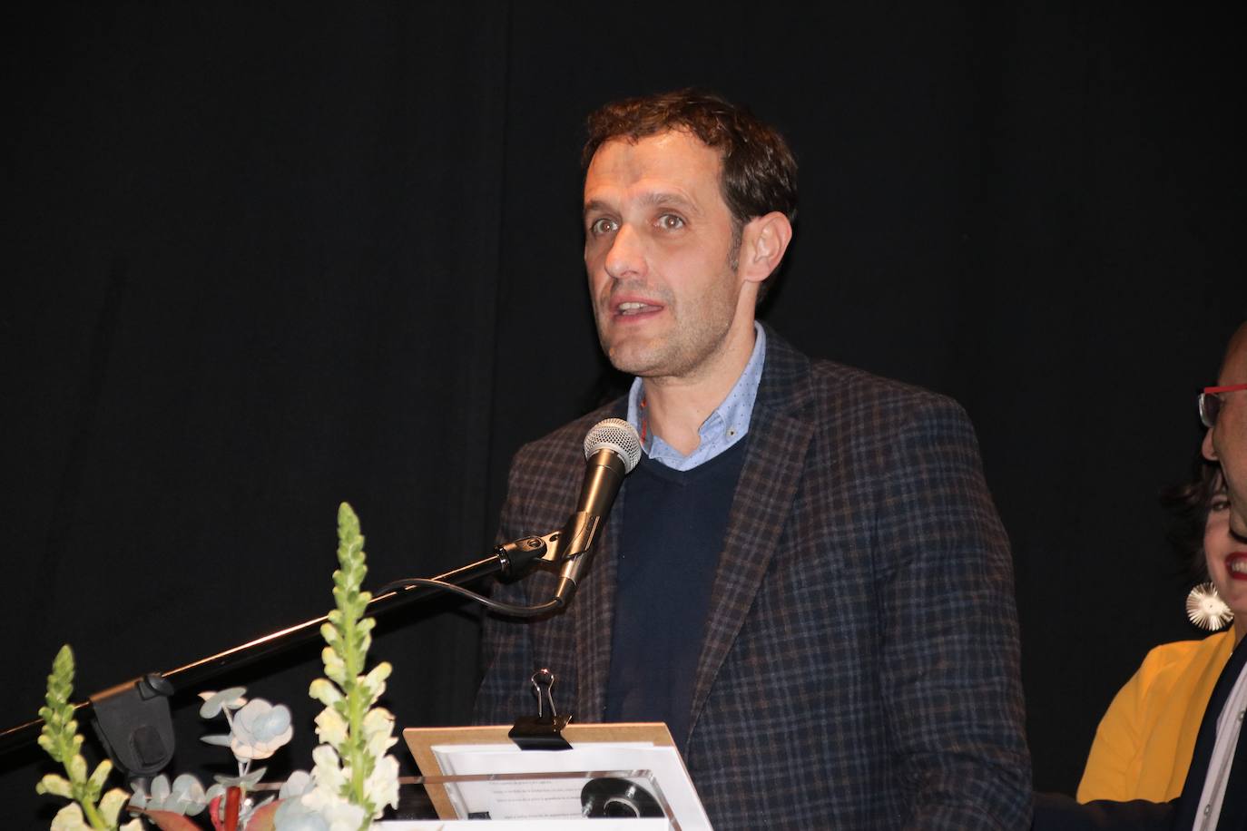 El centro cultural Eloy Arribas ha acogido este fin de semana la presentación del calendario erótico en el que vecinos de Pedrajas de San Esteban posan con fines benéficos, con el objetivo de recaudar fondos para causas solidarias. El pasado calendario (el de este año 2019) consiguió dinero para la Asociación Española para el Cáncer. La recaudación por la venta de la edición del próximo año se destinará a la Asociación de Familiares de Enfermos de Alzhéimer y otras demencias de la comarca de Íscar.