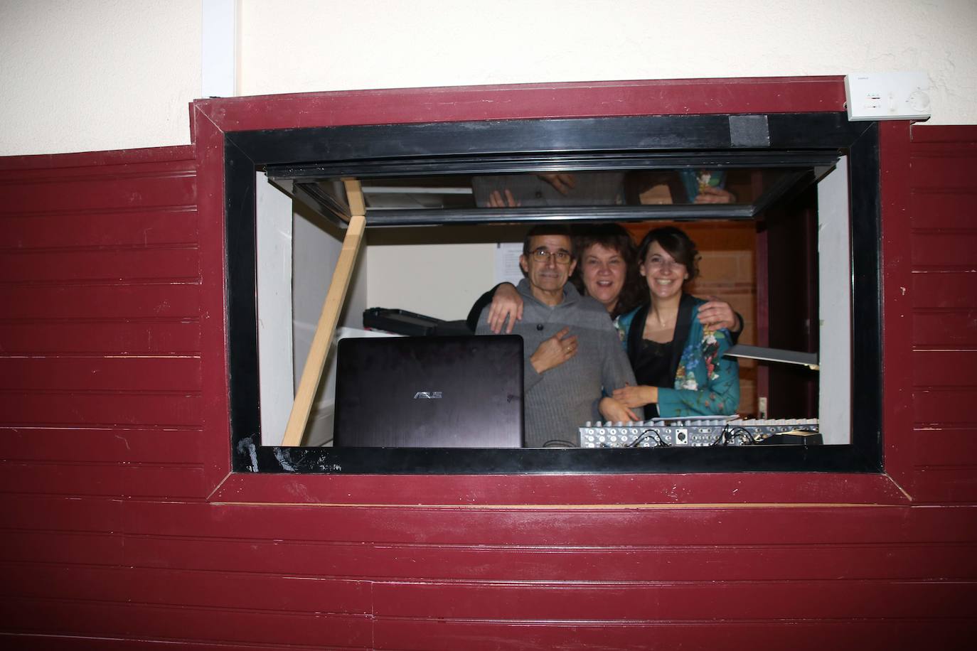 El centro cultural Eloy Arribas ha acogido este fin de semana la presentación del calendario erótico en el que vecinos de Pedrajas de San Esteban posan con fines benéficos, con el objetivo de recaudar fondos para causas solidarias. El pasado calendario (el de este año 2019) consiguió dinero para la Asociación Española para el Cáncer. La recaudación por la venta de la edición del próximo año se destinará a la Asociación de Familiares de Enfermos de Alzhéimer y otras demencias de la comarca de Íscar.