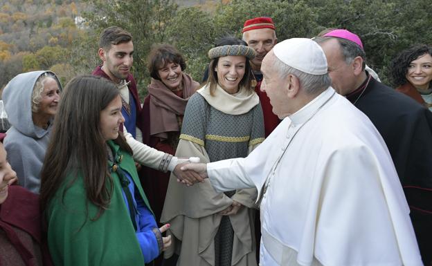 El Papa saluda a algunos participantes en el belén viviente, el pasado 1 de diciembre. 