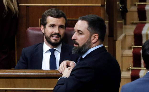 Casado y Abascal conversan en la sesión de constitución de las Cortes. 