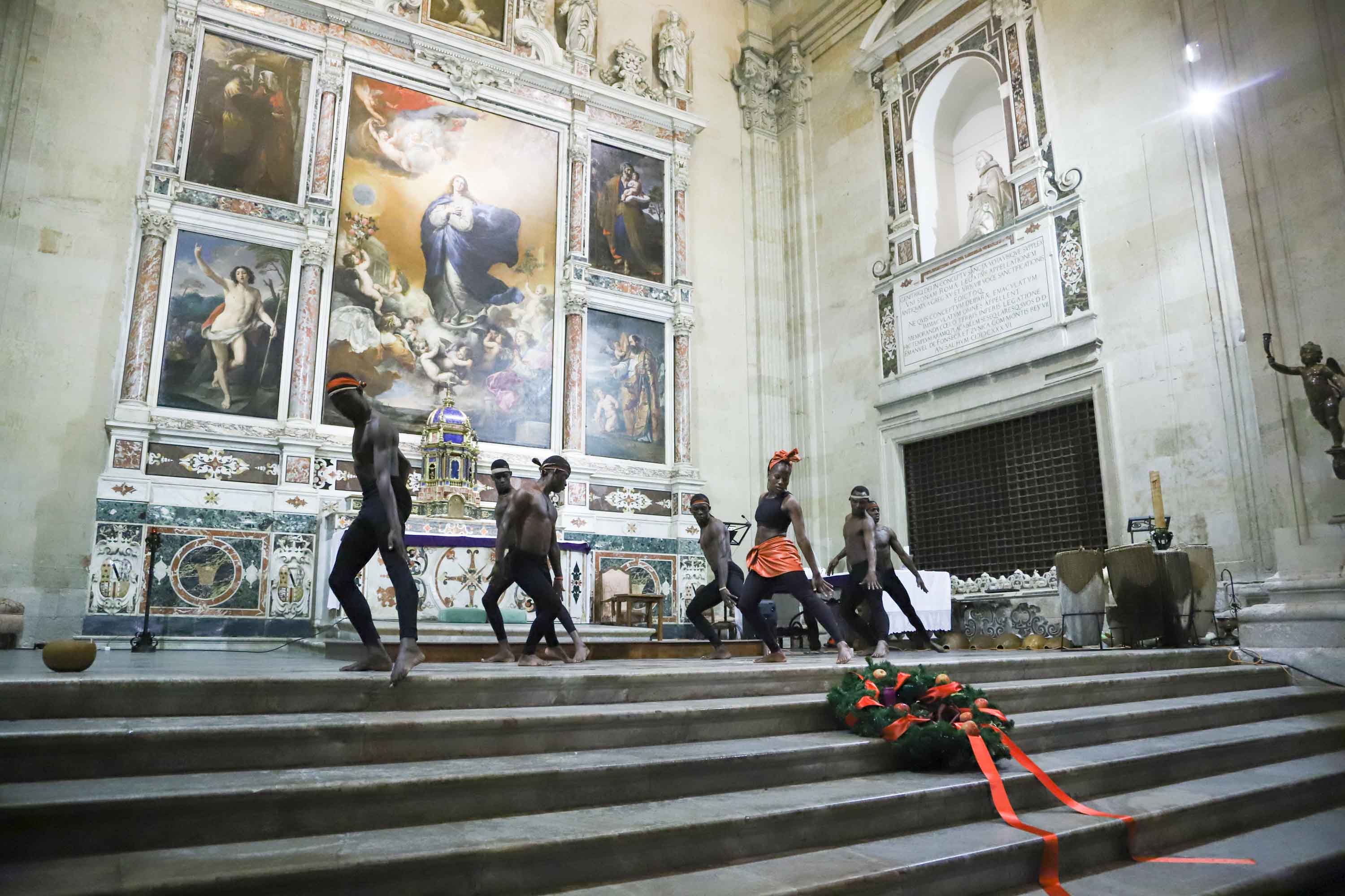 Espectáculo solidario de música y danza en la iglesia de la Purísima en Salamanca interpretado por los Uganda Sticks y los Tambores de Ruanda en apoyo de los huérfanos de Uganda