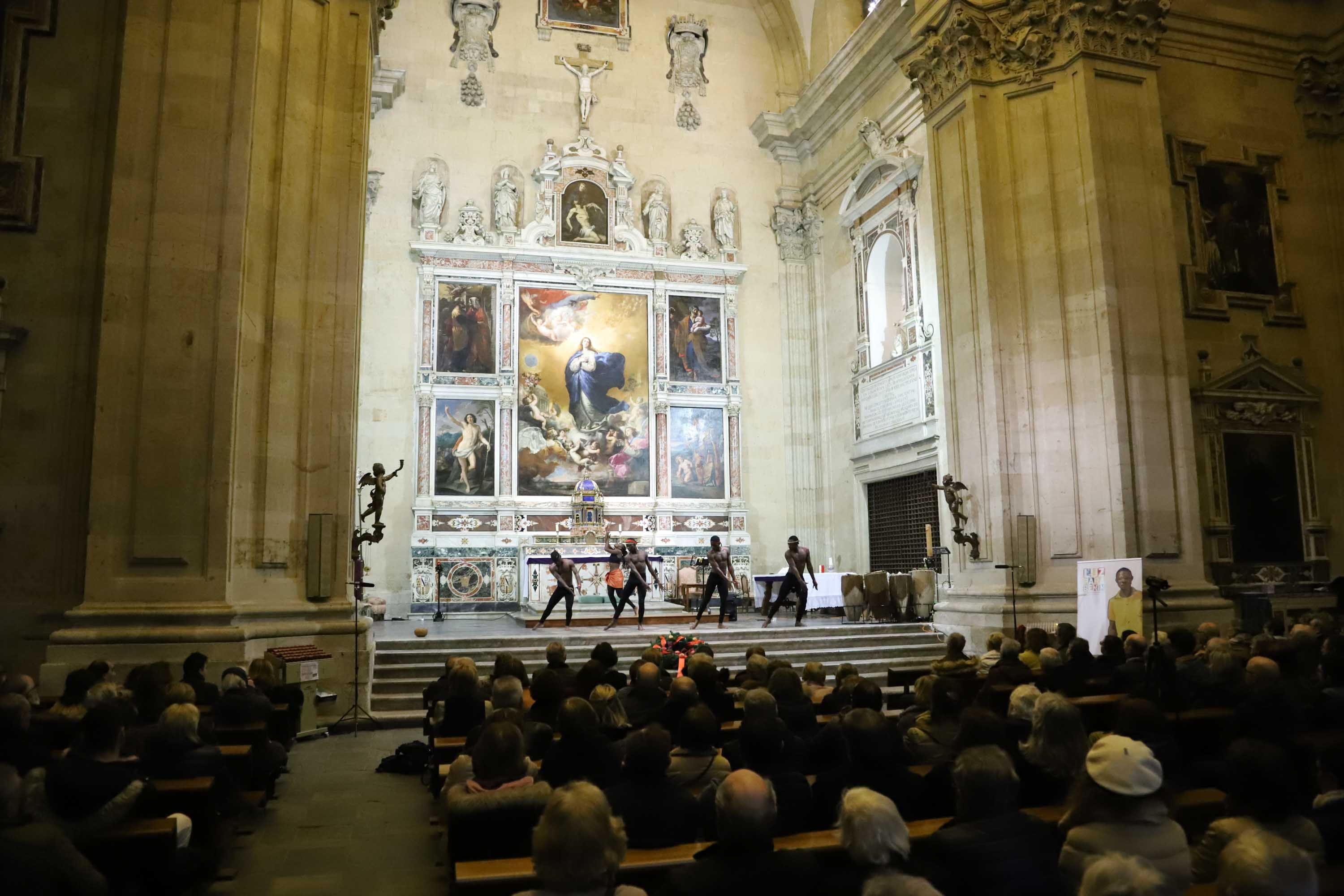 Espectáculo solidario de música y danza en la iglesia de la Purísima en Salamanca interpretado por los Uganda Sticks y los Tambores de Ruanda en apoyo de los huérfanos de Uganda