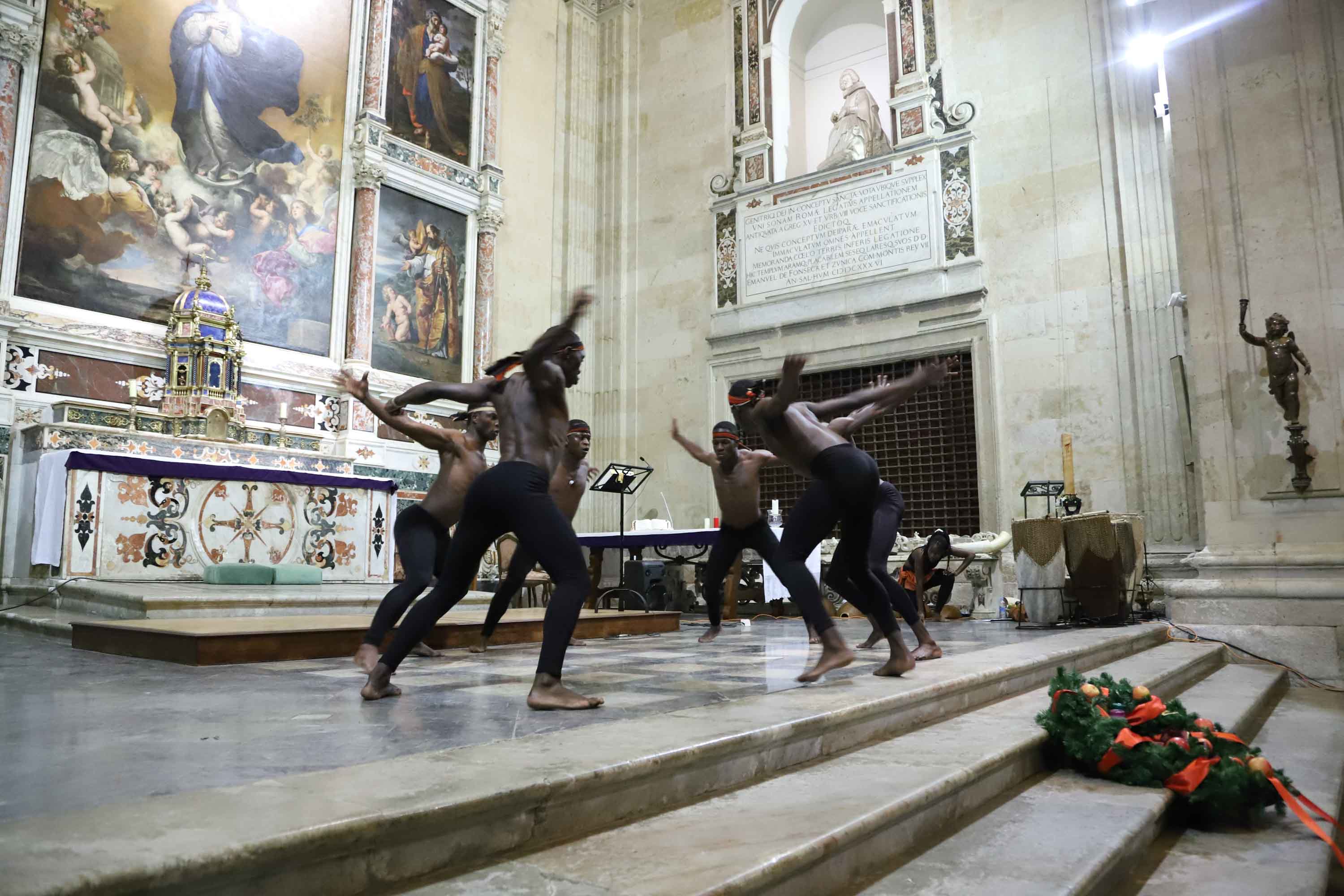 Espectáculo solidario de música y danza en la iglesia de la Purísima en Salamanca interpretado por los Uganda Sticks y los Tambores de Ruanda en apoyo de los huérfanos de Uganda