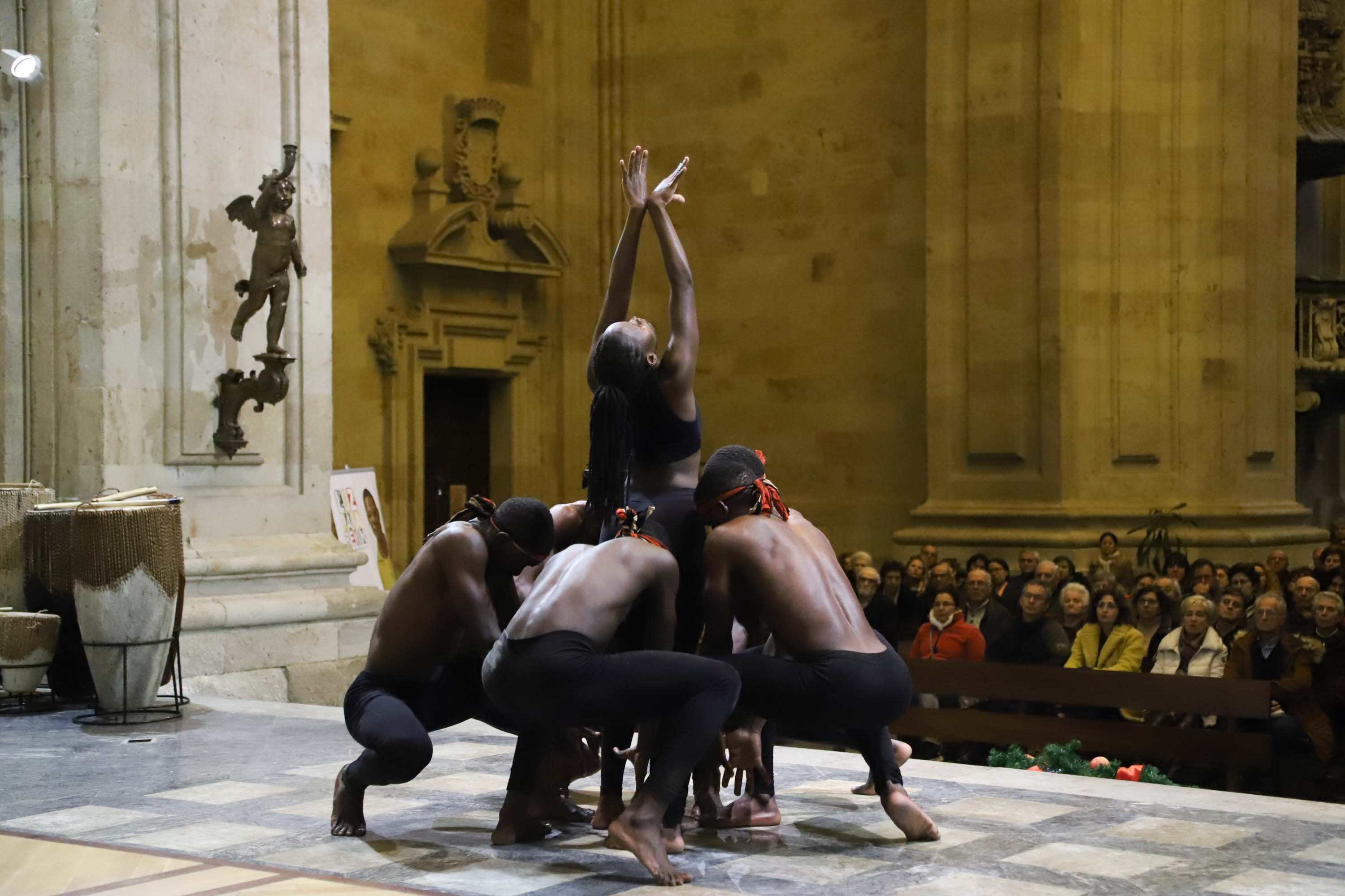 Espectáculo solidario de música y danza en la iglesia de la Purísima en Salamanca interpretado por los Uganda Sticks y los Tambores de Ruanda en apoyo de los huérfanos de Uganda