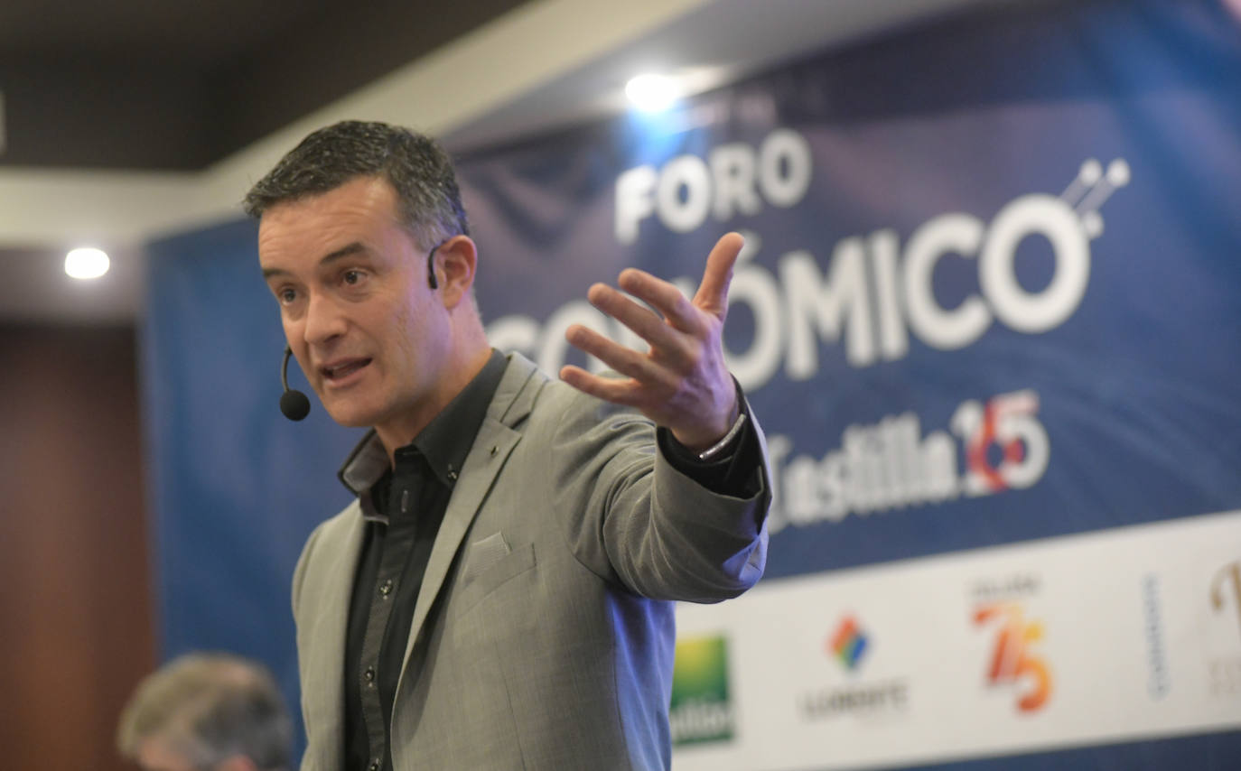Fotos: Foro Económico con Iñigo Sáenz de Urturi