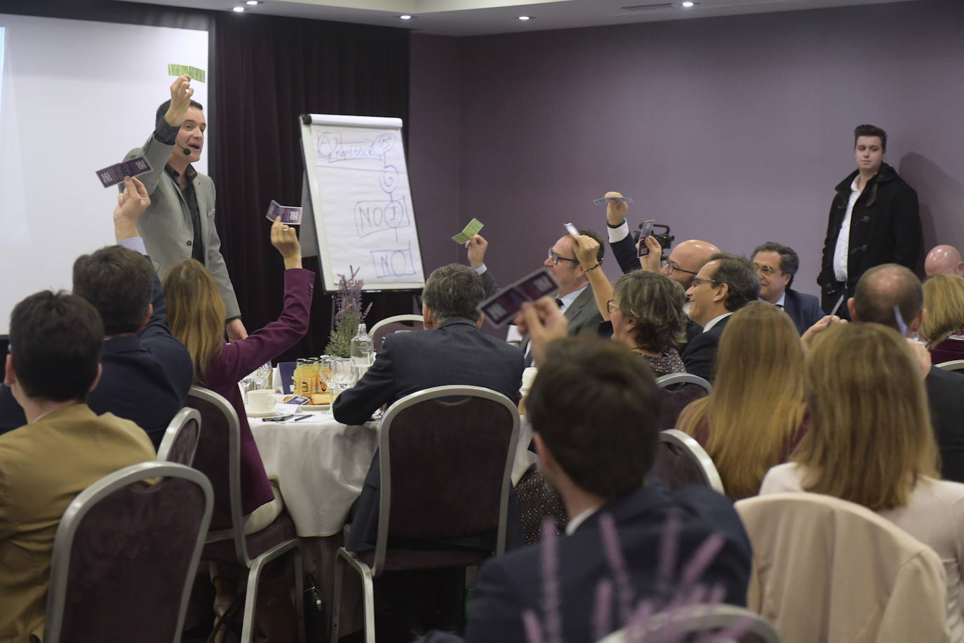 Fotos: Foro Económico con Iñigo Sáenz de Urturi