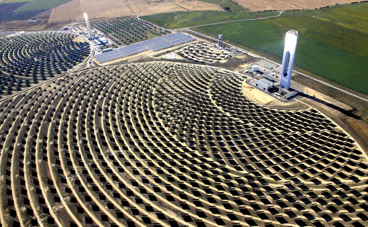 Vista aérea de una planta termosolar.