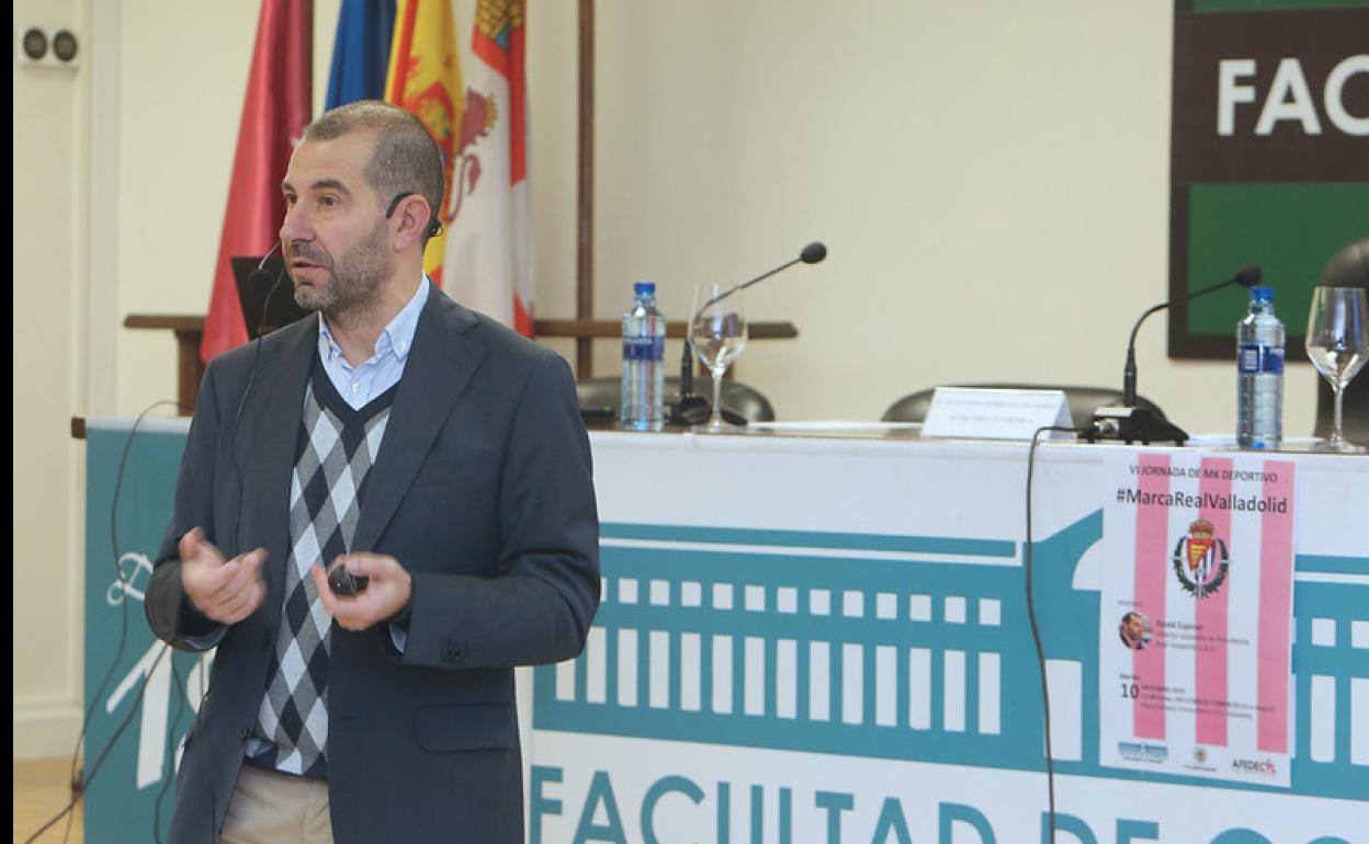 David Espinar, jefe de Gabinete de Presidencia del Real Valladolid, en la Facultad de Comercio.