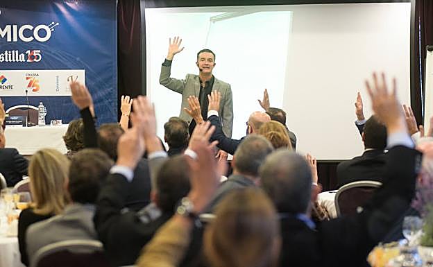 Iñigo Sáenz de Urturi hizo levantar las manos al público en numerosas ocasiones.