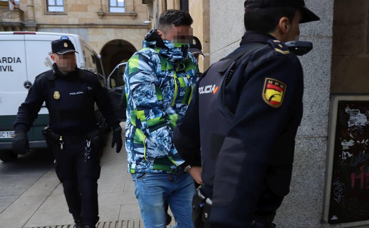 El principal acusado del crimen de Beleña, custodiado por la Policía la llegada a la Audiencia Provincial