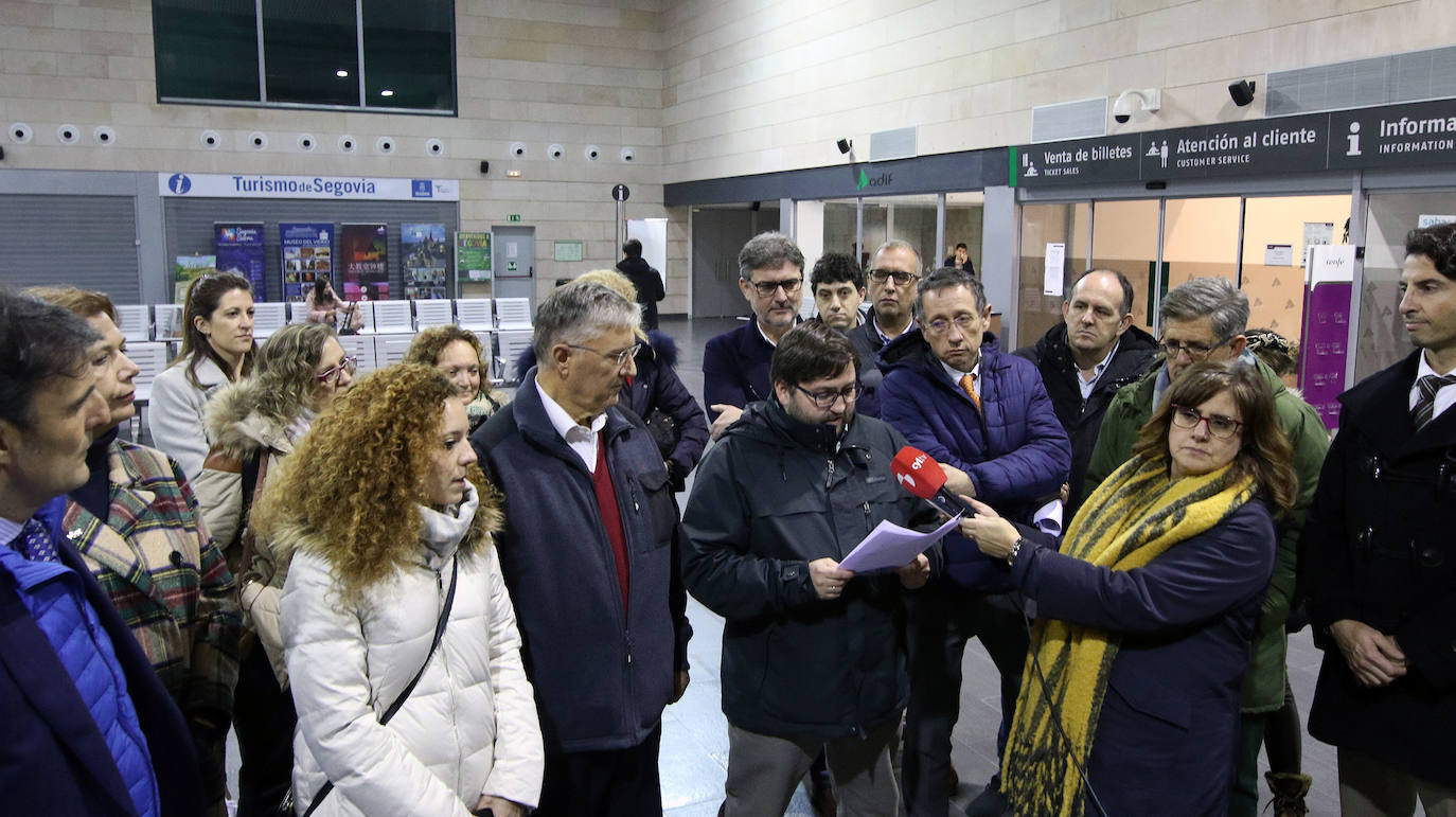 El portavoz de los usuarios lee el comunicado en el vestíbulo de la estación Segovia-Guiomar.