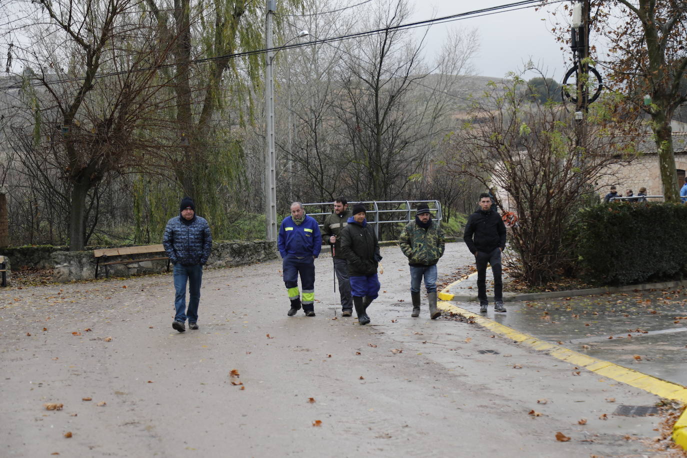 Varias patrullas, una ambulancia de apoyo y decenas de vecinos de Piñel de Abajo en busca del anciano de 82 años con alzhéimer desaparecido ayer martes