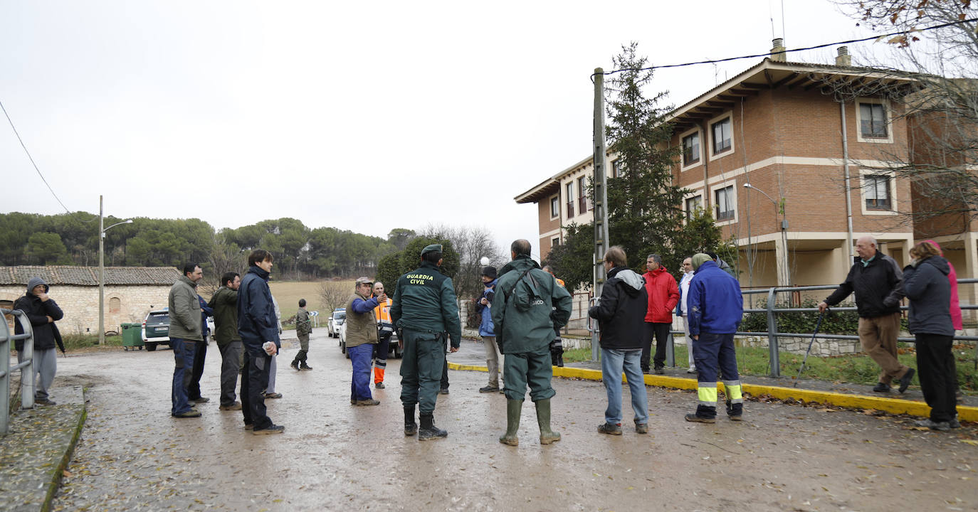 Varias patrullas, una ambulancia de apoyo y decenas de vecinos de Piñel de Abajo en busca del anciano de 82 años con alzhéimer desaparecido ayer martes