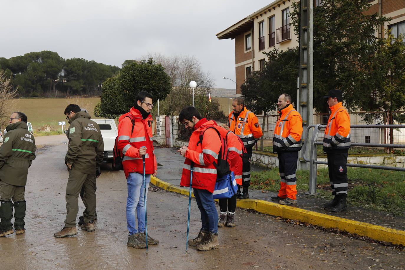 Varias patrullas, una ambulancia de apoyo y decenas de vecinos de Piñel de Abajo en busca del anciano de 82 años con alzhéimer desaparecido ayer martes