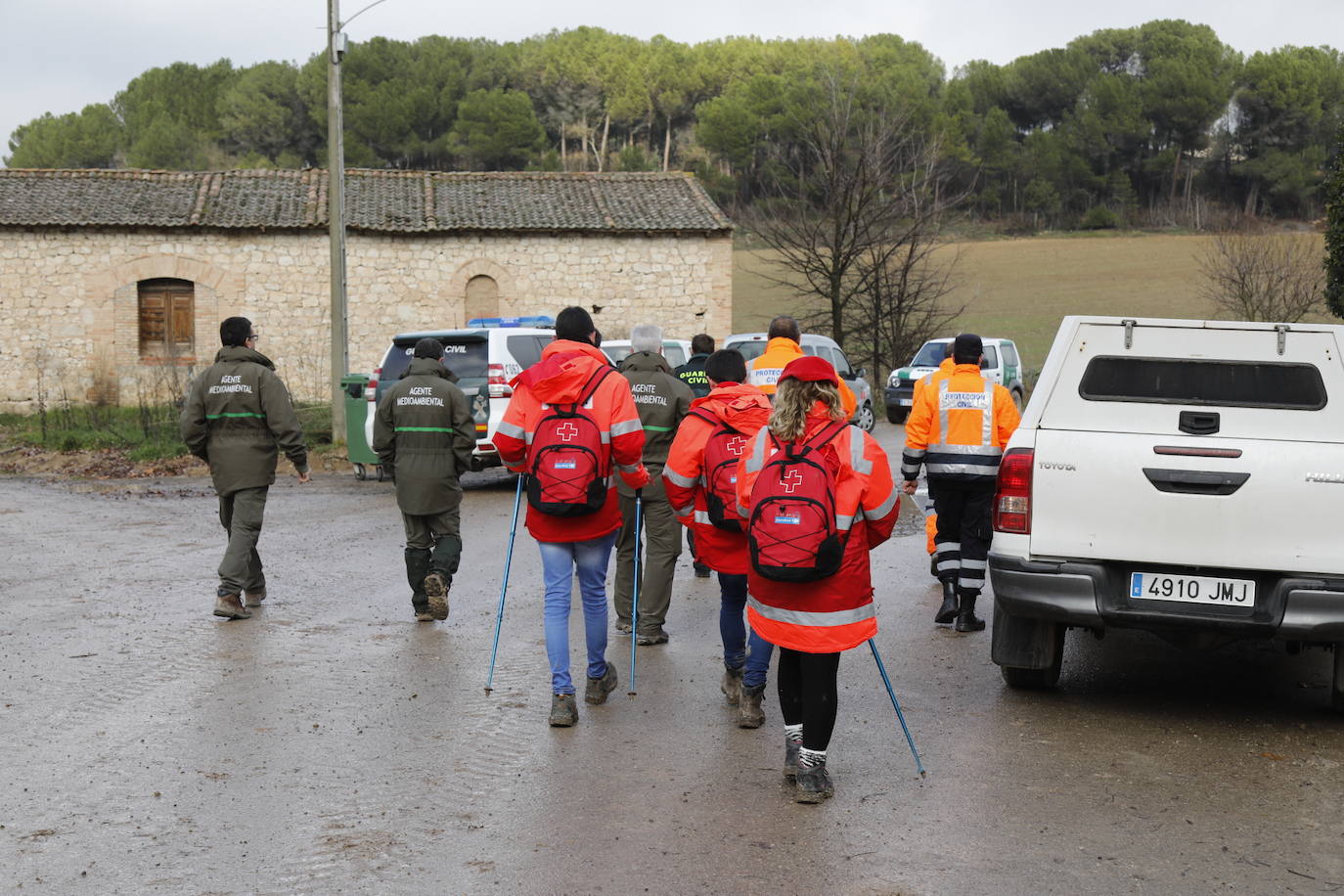 Varias patrullas, una ambulancia de apoyo y decenas de vecinos de Piñel de Abajo en busca del anciano de 82 años con alzhéimer desaparecido ayer martes