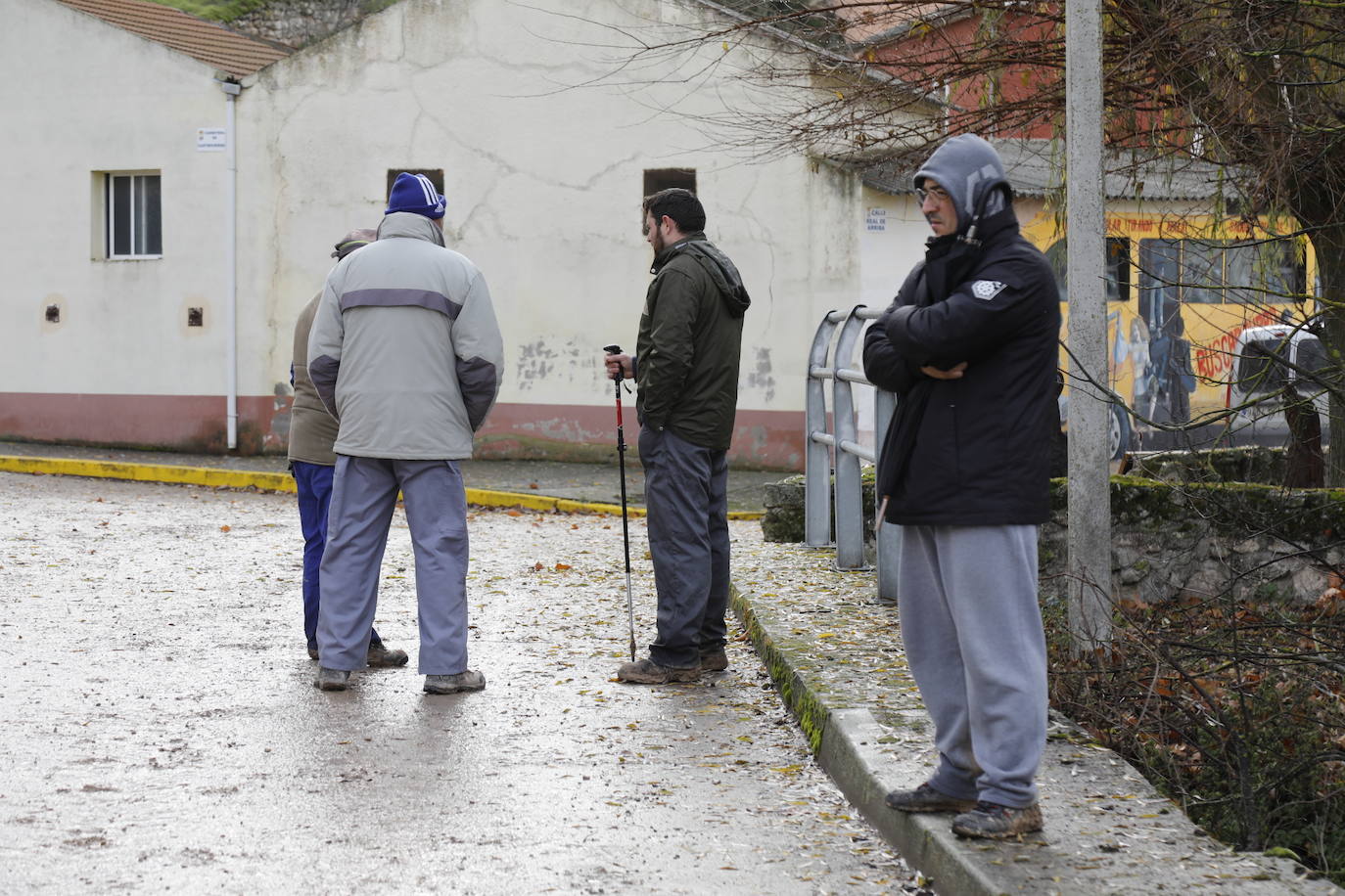 Varias patrullas, una ambulancia de apoyo y decenas de vecinos de Piñel de Abajo en busca del anciano de 82 años con alzhéimer desaparecido ayer martes