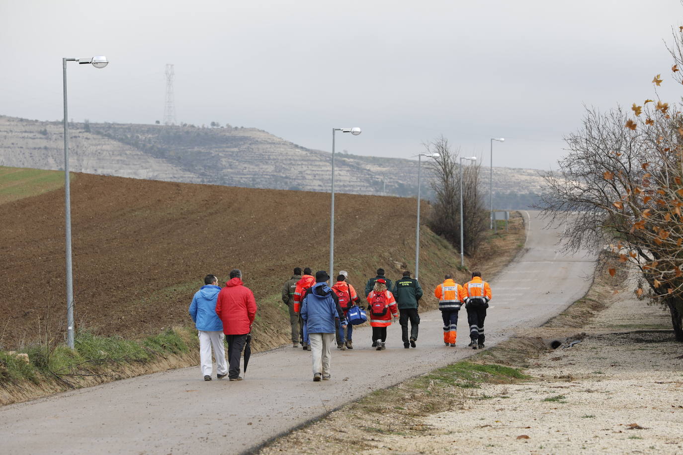 Varias patrullas, una ambulancia de apoyo y decenas de vecinos de Piñel de Abajo en busca del anciano de 82 años con alzhéimer desaparecido ayer martes