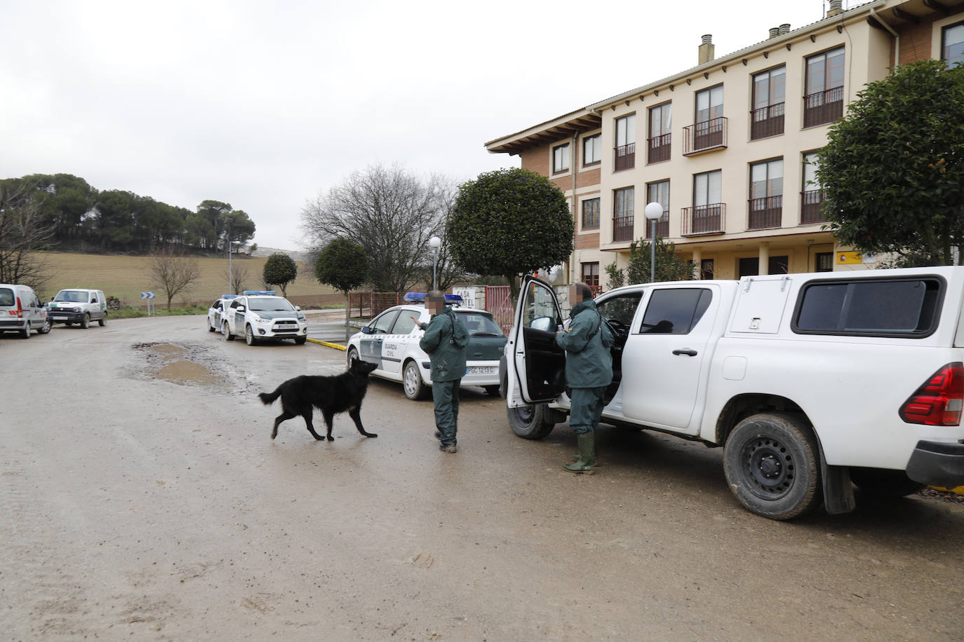 Varias patrullas, una ambulancia de apoyo y decenas de vecinos de Piñel de Abajo en busca del anciano de 82 años con alzhéimer desaparecido ayer martes