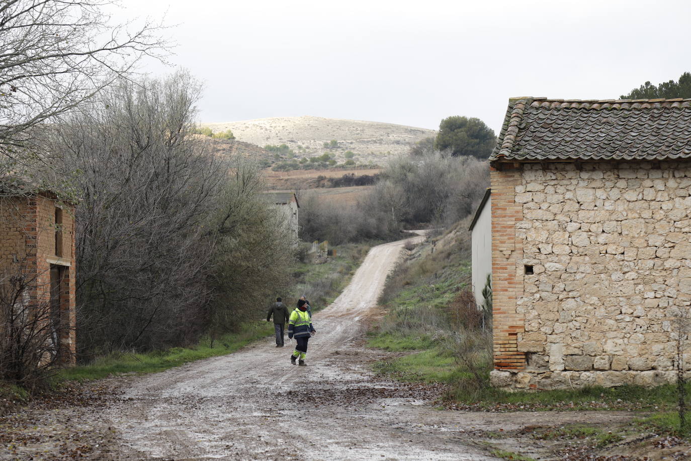 Varias patrullas, una ambulancia de apoyo y decenas de vecinos de Piñel de Abajo en busca del anciano de 82 años con alzhéimer desaparecido ayer martes