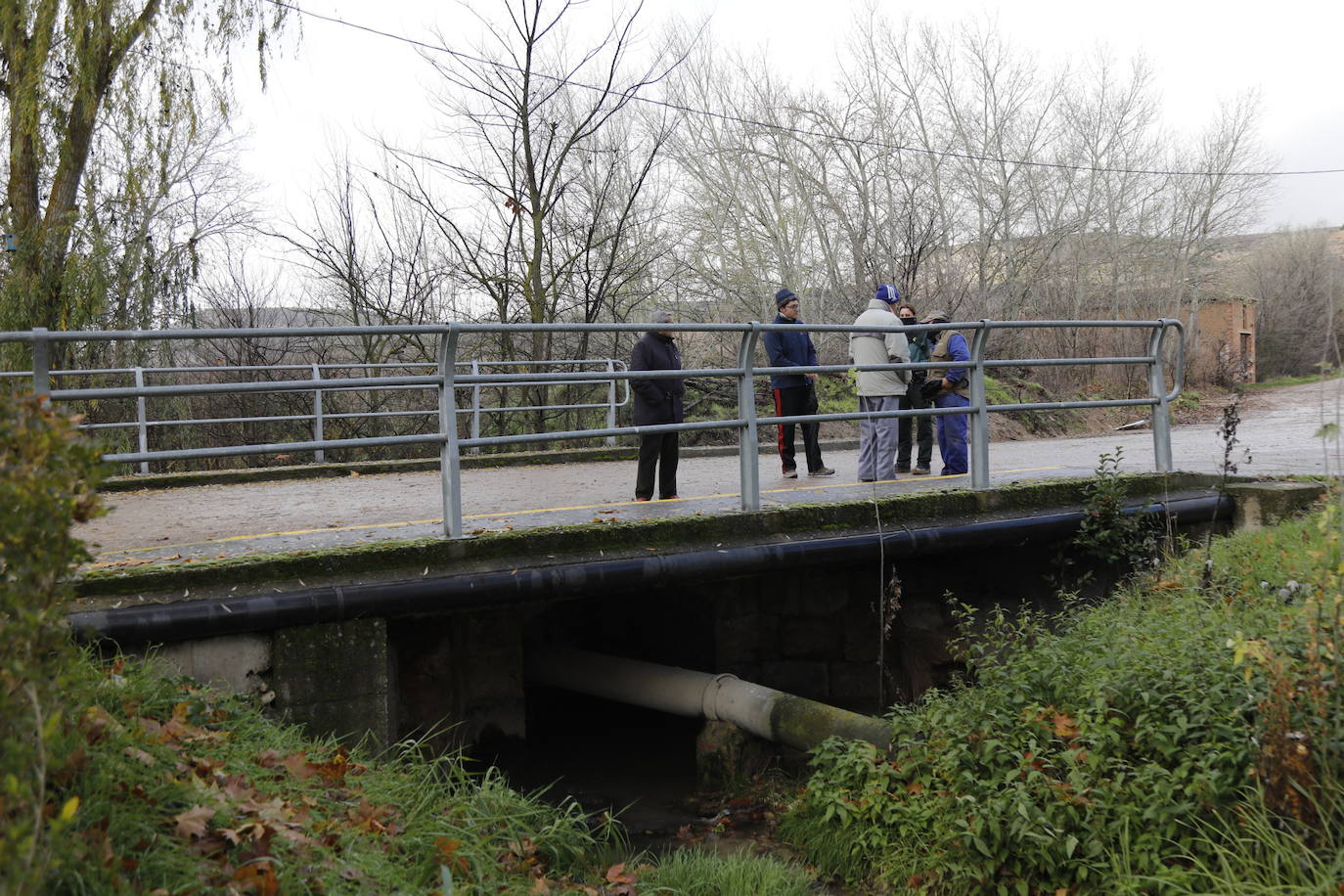 Varias patrullas, una ambulancia de apoyo y decenas de vecinos de Piñel de Abajo en busca del anciano de 82 años con alzhéimer desaparecido ayer martes