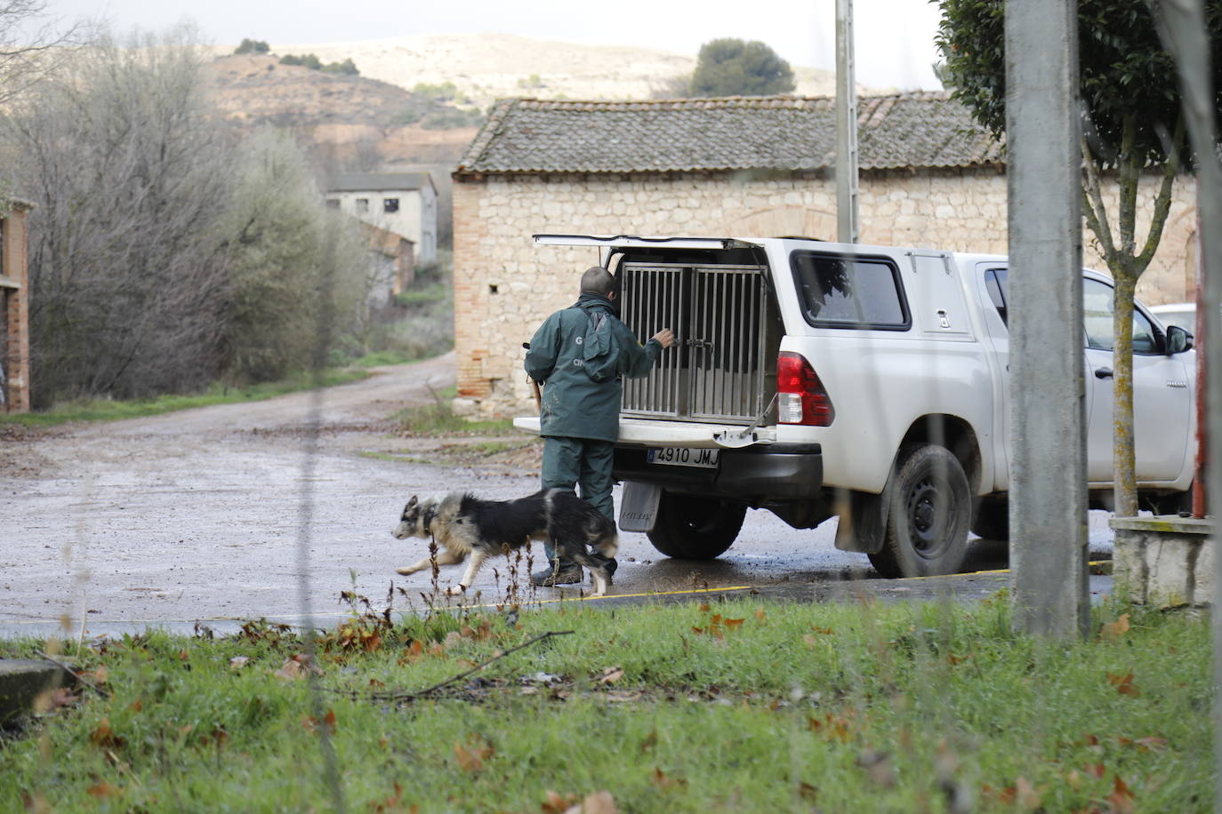 Varias patrullas, una ambulancia de apoyo y decenas de vecinos de Piñel de Abajo en busca del anciano de 82 años con alzhéimer desaparecido ayer martes