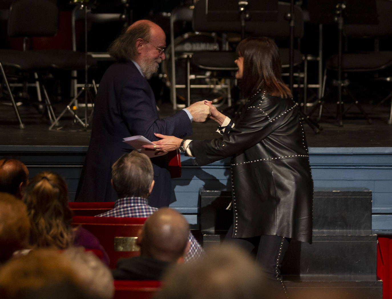 El Teatro Zorrilla ha inaugurado las fiestas navideñas con Joaquín Diaz como pregonero, y la presencia, entre otros, de la Asociación de belenistas o la Banda de Música de Pollos