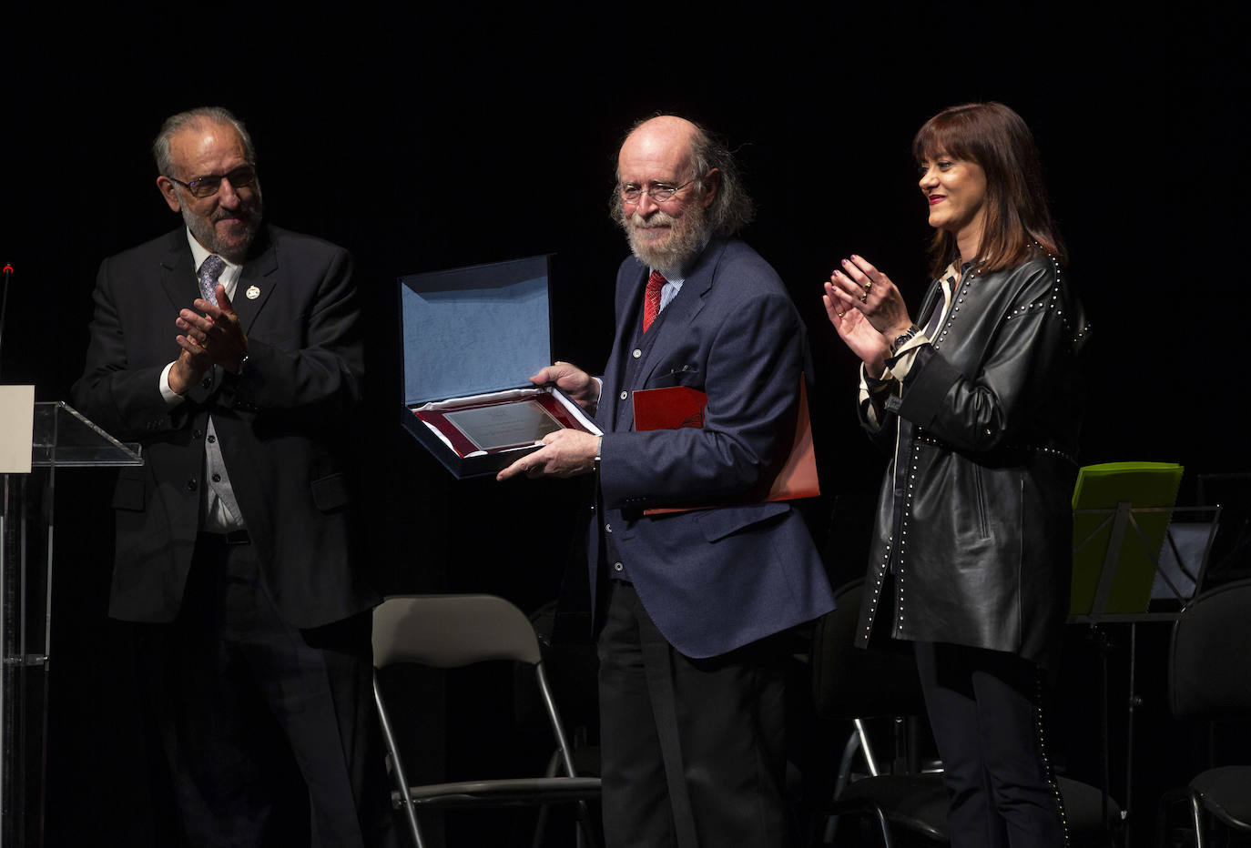 El Teatro Zorrilla ha inaugurado las fiestas navideñas con Joaquín Diaz como pregonero, y la presencia, entre otros, de la Asociación de belenistas o la Banda de Música de Pollos