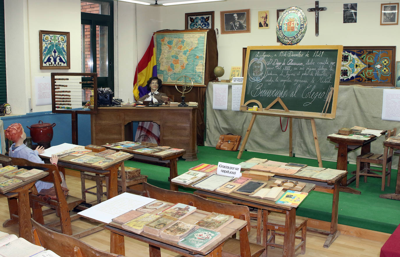 Exposicion 90 años de Escuela Pública en el Diego de Colmenares 
