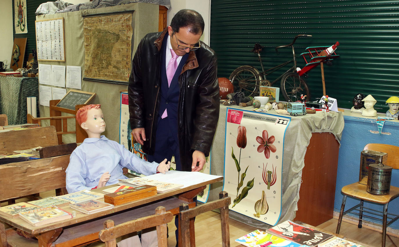 Exposicion 90 años de Escuela Pública en el Diego de Colmenares 