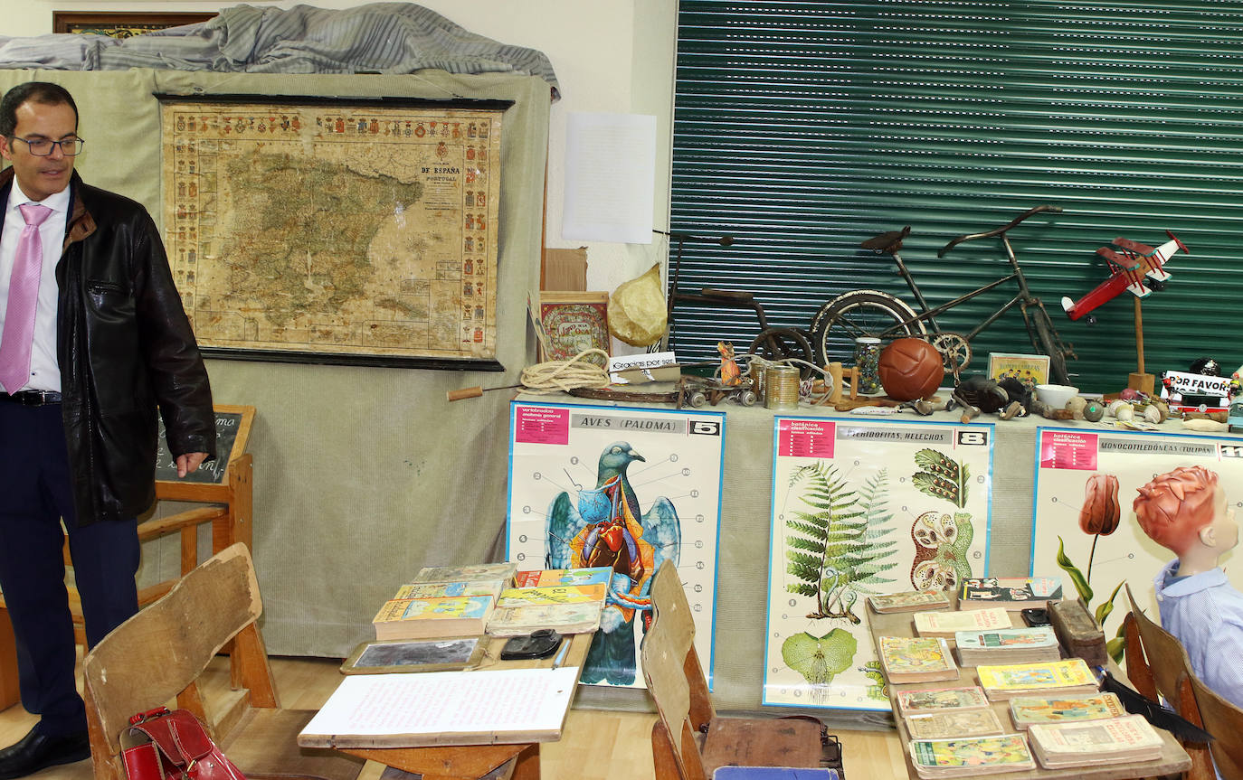 Exposicion 90 años de Escuela Pública en el Diego de Colmenares 