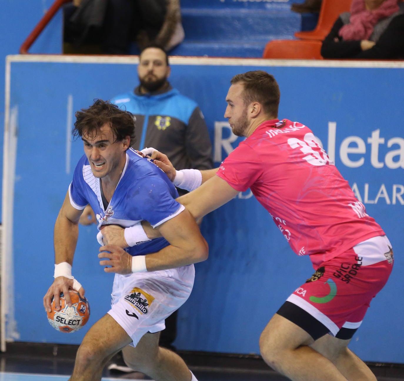 El Recoletas ha vencido al Cangas en el polideportivo Pisuerga en partido muy trabado. 